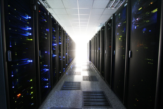 강원 춘천 강촌에 위치한 더존비즈온 D-클라우드센터 서버실 내부 모습. 더존비즈온은 자체 데이터센터를 갖추고 기업에 필요한 종합 업무 솔루션을 서비스한다. 더존비즈온 제공